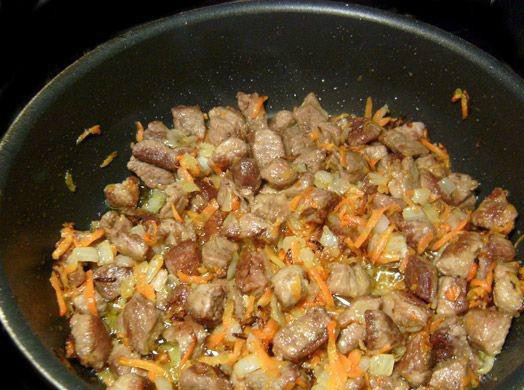 1. Этап. Солянка из свежей капусты с мясом: Морковь и лук измельчаем. В другой сковороде жарим тертую морковь с мелко нарезанным луком. Затем добавляем данную смесь в обжаренное мясо.