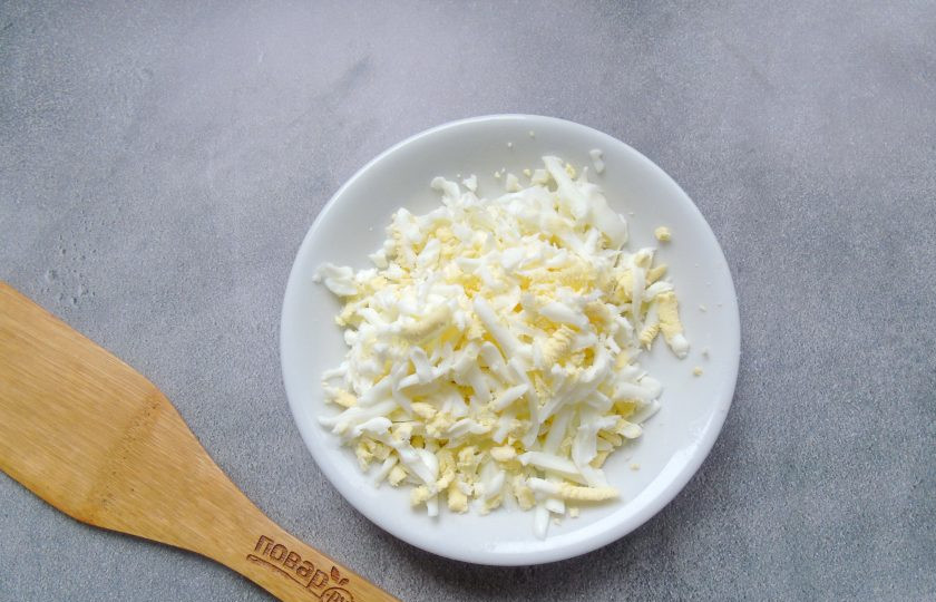1. Этап. Салат Маринара: Яйца сварите вкрутую, охладите, очистите и натрите на терке.