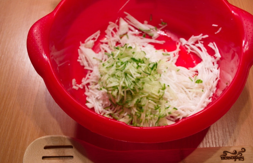 1. Этап. Салат Зуринский: Зеленый лук мелко нарежьте. Свежий огурец натрите на терке.