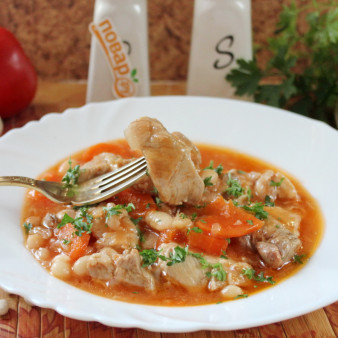 Свинина с фасолью в томатном соусе