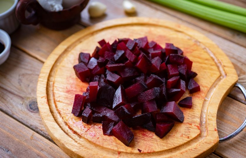 1. Этап. Салат сливочный сыр со свеклой: С запеченной свеклы снимите кожицу и нарежьте небольшими кубиками.