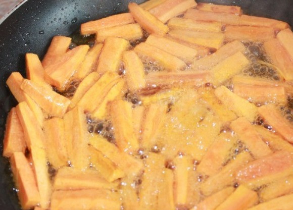 1. Этап. Жаркое из овощей: Отдельно обжарьте морковь.