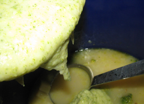 1. Этап. Суп с брокколи и сыром: 6. Мягкие брокколи и картошку из супа зачерпните дырявой ложкой и выложите в блендер. Взбейте. Можно выловить из супа все овощи, а можно - только часть, как вам угодно. Полученное при помощи блендера пюре влейте обратно в кастрюлю.