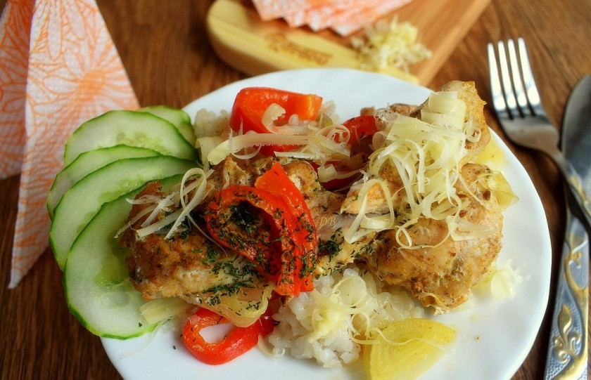 1. Этап. Курица с рисом и овощами в фольге: Подавайте к столу со свежими овощами и тертым сыром. Приятного аппетита!