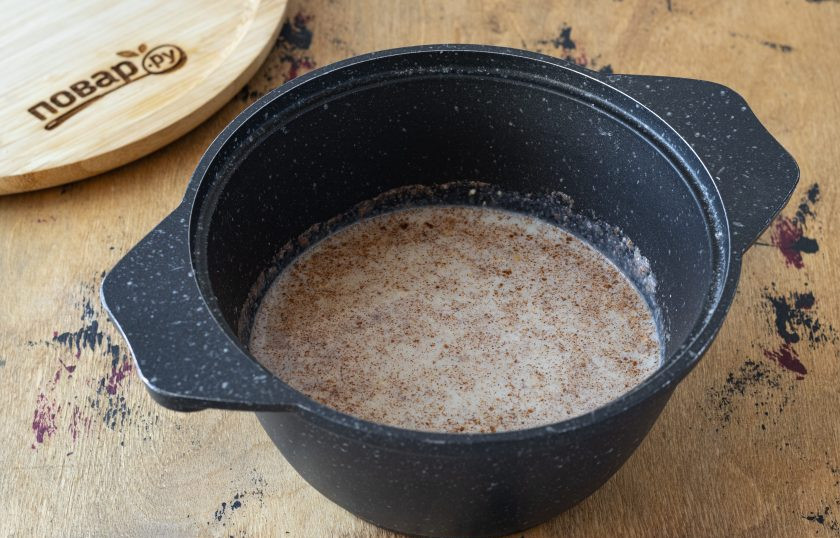 1. Этап. Сладкая каша: Добавьте сахар и молотую корицу, перемешайте.