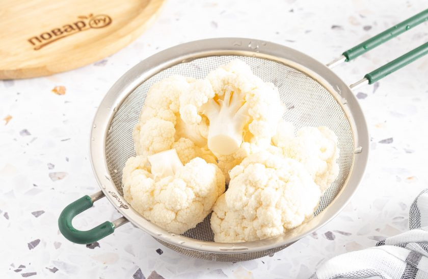 1. Этап. Как заморозить цветную капусту на зиму: Тщательно промойте соцветия капусты под краном, а можно переложить цветную капусту в миску, залить водой и оставить на 10 минут, чтобы весь мусор всплыл на поверхность.