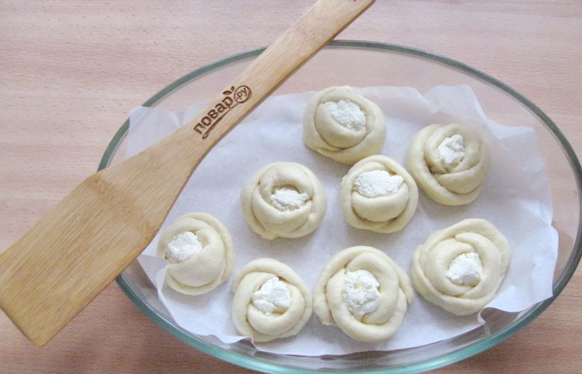 1. Этап. Булочки Как у бабушки: Выложите булочки в форму для выпечки с пекарской бумагой.