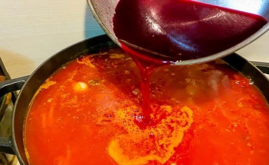 1. Этап. Борщ сибирский: 11. Есть один секрет, как сделать борщ сибирский насыщенного цвета. Это – та самая вода, в которой варилась свекла. Влейте ее в кастрюлю. Посолите и поперчите по вкусу. Добавьте сахар, чеснок и самые разнообразные специи, которые вам по вкусу.