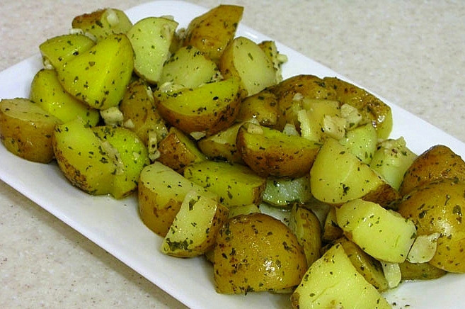 1. Этап. Картофель в рукаве в духовке: Уложить в рукав для запекания (не забудьте проколоть его сверху!) и отправить в разогретую до 180С духовку на 50 минут. Затем рукав разрезать и запекать при 200С еще 10 минут - до легкого зарумянивания. Готовый картофель подавать горячим в качестве гарнира или основного блюда.