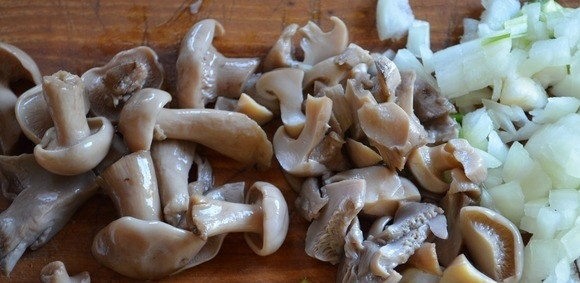 1. Этап. Грибные щи: 4. Свежие грибы и вторую луковицу нарезаем небольшими кусочками, добавляем в кастрюлю.