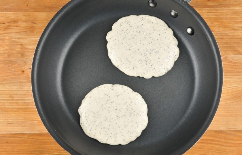 1. Этап. Панкейки с маком: 3. После этого разогрейте на сковороде масло. Вливайте в него тесто по порциям. Обжарьте изделия с каждой стороны по 1,5 минуты.