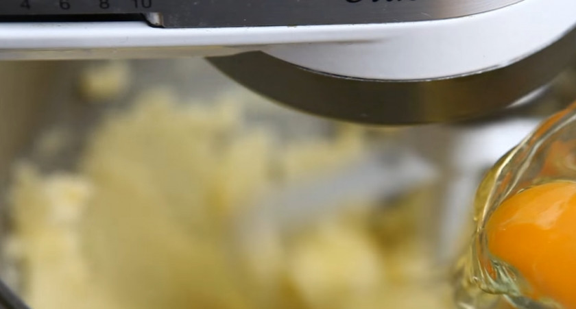 1. Этап. Клюквенные кексы: 2. Масло разотрите с сахаром миксером. Добавьте по одному яйца и перемешайте.