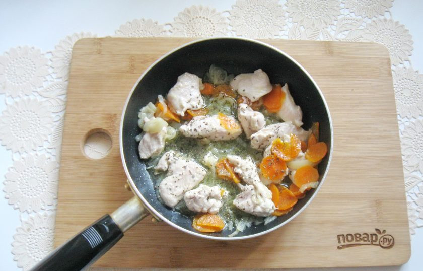 1. Этап. Косуле: Посолите, поперчите и обжаривайте овощи с филе 5-6 минут.