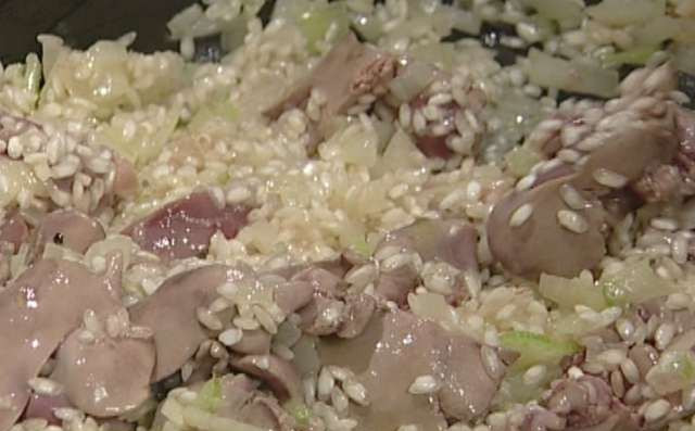 1. Этап. Ризотто с печенью: Засыпаем рис, перемешиваем и готовим еще 2-3 минуты.