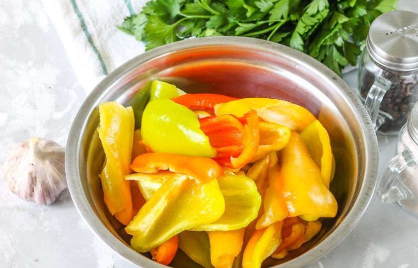 1. Этап. Перцы на зиму с медом: Перцы очистите от семян, срезая крышечки. Промойте внутри и снаружи, разрежьте пополам или на четвертинки, если плоды крупные.