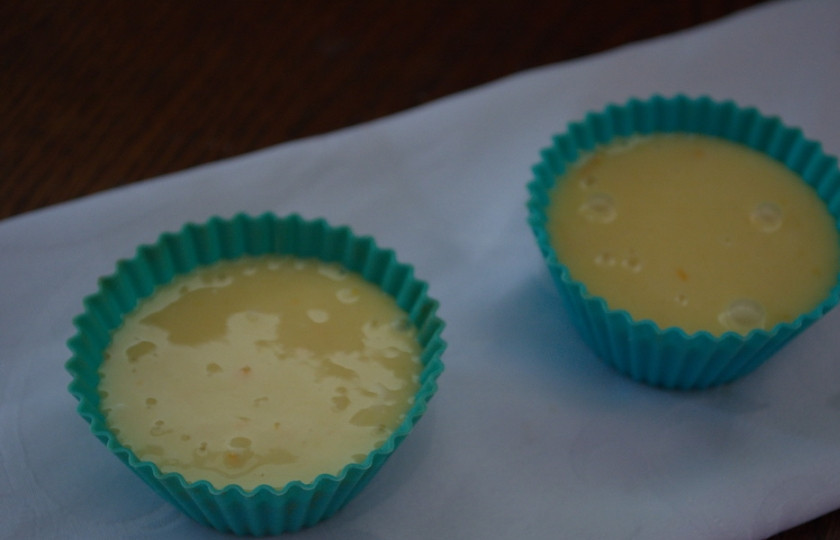 1. Этап. Диетические маффины: Разлейте тесто по смазанным маслом формочках. Разогрейте духовку до 160 градусов и сразу поставьте тесто в духовку. Выпекайте. Для успеха этих кексов важно соблюсти два правила: 1 - долго не замешивать тесто, 2 - выпекать сразу, не давая выстаиваться тесту.