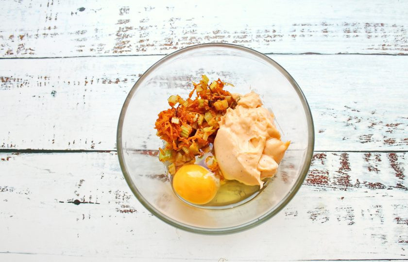 1. Этап. Мясо по-крестьянски: В чашку с обжаренными овощами выложите плавленый сыр, разбейте яйцо, посолите, поперчите и хорошо перемешайте.