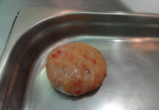 1. Этап. Куриные биточки: Включаем духовку на нагрев. выставляем температуру 200 градусов. А пока займемся биточками. Смачиваем руки водой и из каждой части формируем круглые биточки. Выкладываем их на слегка смазанный маслом противень.