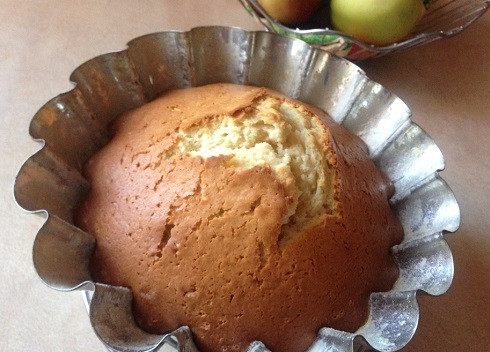 1. Этап. Кекс простой в формочке: И выпекаем в разогретой до 180 градусов духовке от 45 минут до часа. В форме с дырочкой кекс выпекается быстрее. В любом случае проверяем готовность кекса деревянной зубочисткой. Даем кексу чуть остыть в форме.