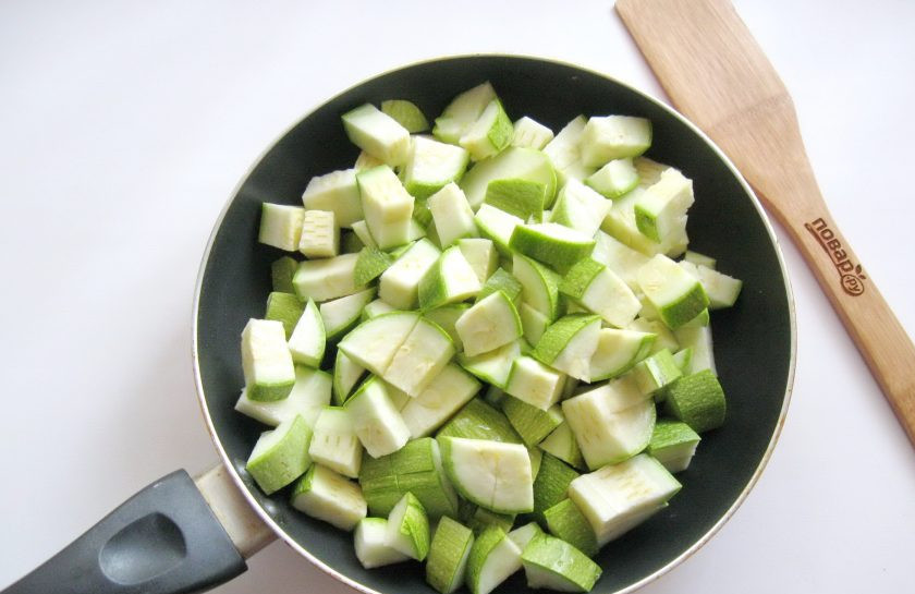1. Этап. Икра из кабачков по ГОСТу: Кабачки помойте и нарежьте кубиками. Выложите в сковороду и налейте 2-3 столовые ложки подсолнечного масла.