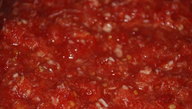 1. Этап. Хреновина (соус): Все ингредиенты перемешайте, добавив к ним соль и сахар.