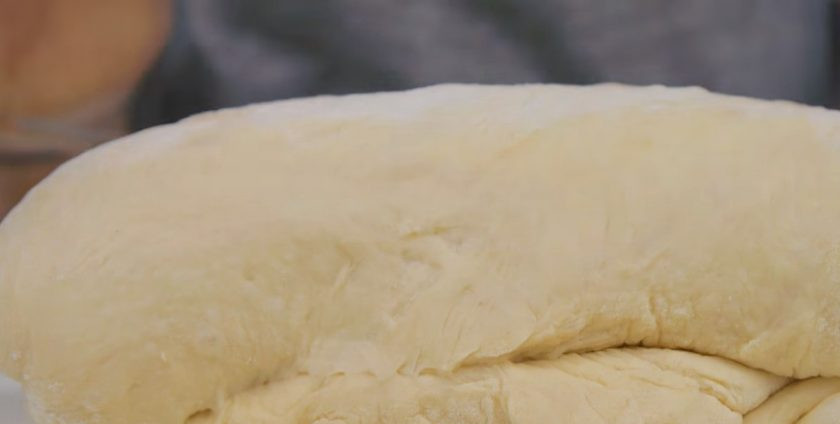 1. Этап. Базовое тесто для пиццы: 3. На обильно посыпанной мукой поверхности растяните тесто в прямоугольник, сложите его втрое, затем снова втрое. Накройте тесто миской и оставьте в теплом месте на 15-20 минут.