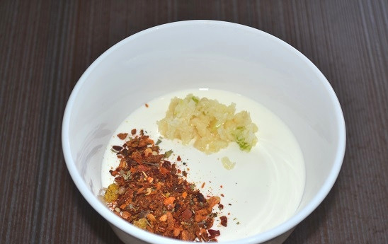 1. Этап. Вешенки в соусе: 8. Добавьте соль и специи.