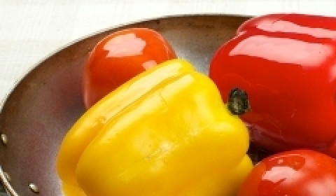 1. Этап. Салат из запеченных перцев: Перец и помидоры помойте. Сбрызните овощи маслом и выложите на противень или в другую подходящую для запекания посуду.