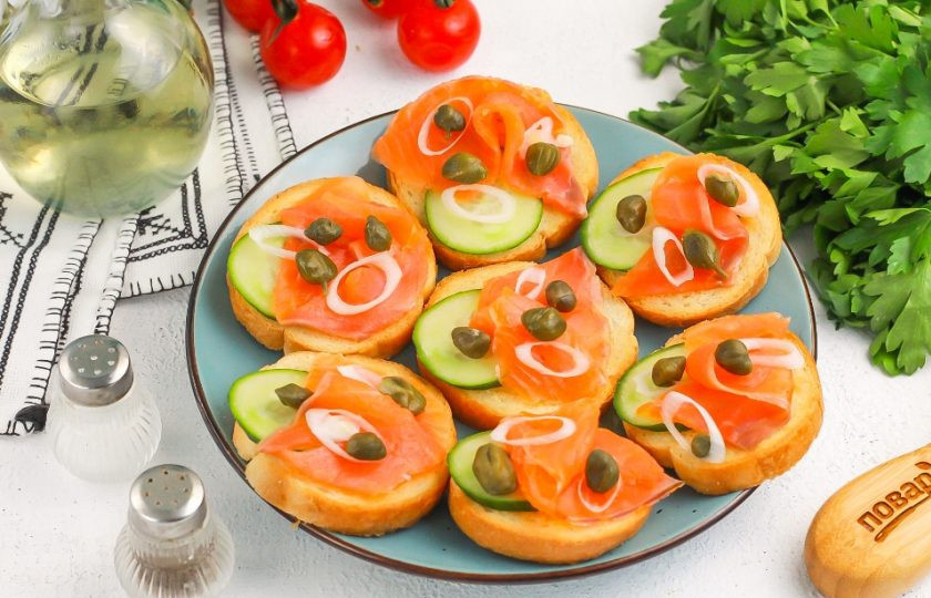 1. Этап. Брускетты в аэрогриле: В хаотичном порядке добавьте каперсы, отжав их от маринада. Они придадут брускеттам легкую пряность во вкусе.