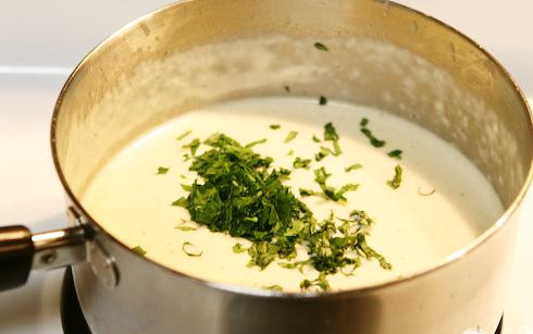 1. Этап. Куриные грудки с пастой и сливочным соусом: 8. Измельчить базилик и петрушку и добавить в соус.