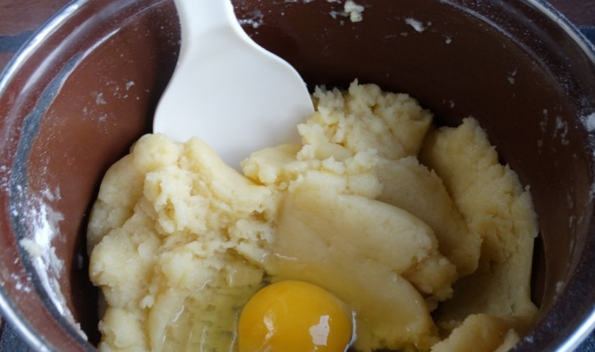 1. Этап. Заварные кольца: 3. Снимаем кастрюлю с огня, немного остужаем тесто и вбиваем по одному яйца, всякий раз очень хорошо перемешивая.