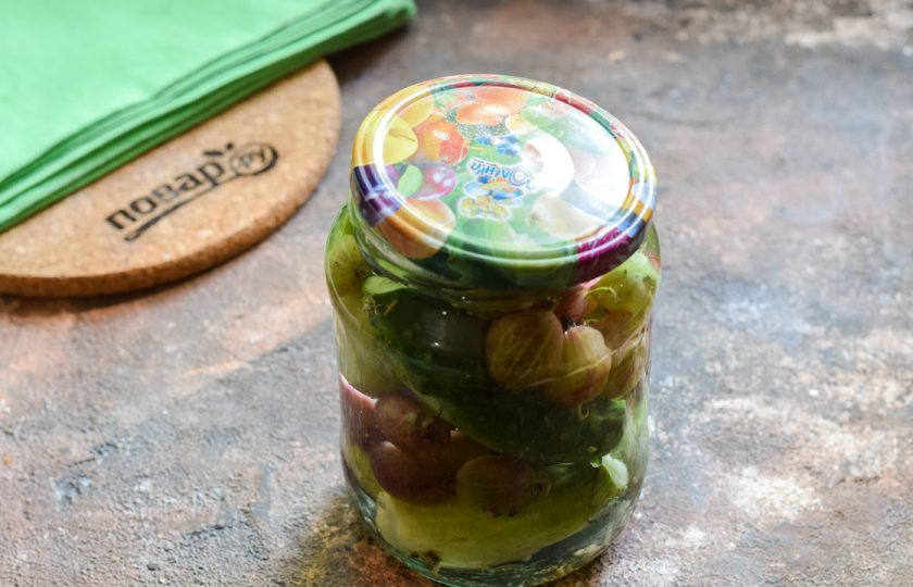 1. Этап. Огурцы с крыжовником на зиму: Спустя время воду слейте, доведите до кипения и снова верните в банку на 10 минут.