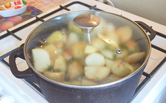 1. Этап. Свиные ребрышки с картошкой в казане: 7. Накройте крышкой и оставьте тушиться до готовности (минут 40).