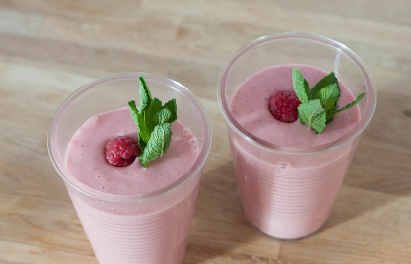 1. Этап. Кефир с малиной: 3. Готово! Украшаем перед подачей ягодками малины и листьями мяты.