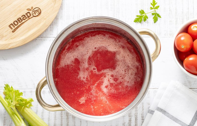 1. Этап. Томатный сок с сельдереем: Томатный сок перелейте в кастрюлю с толстым дном, на среднем огне доведите до кипения. Убавьте температуру на минимальную и варите сок 10-12 минут.