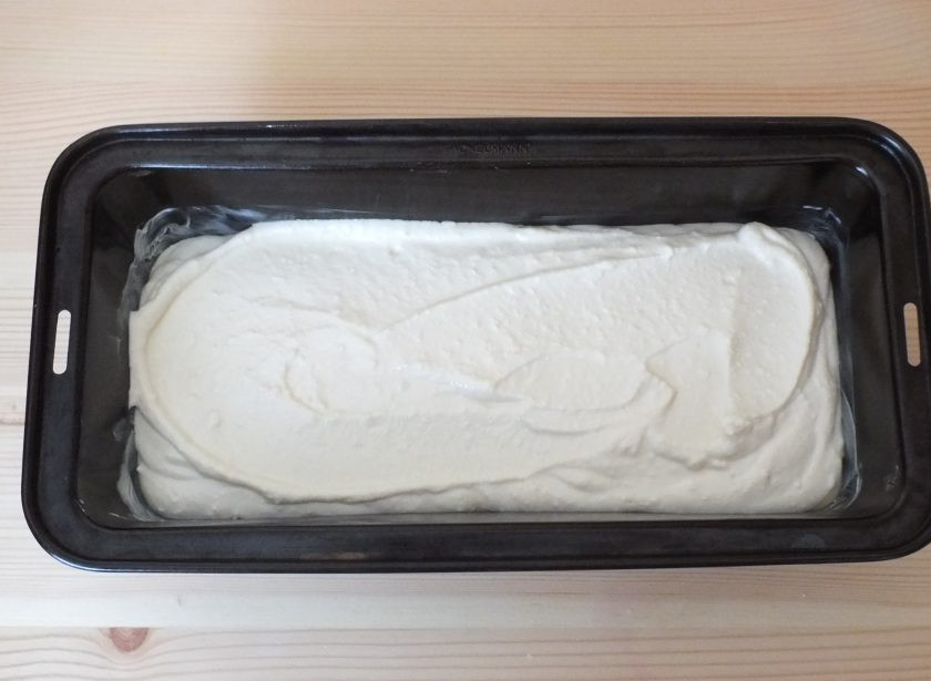 1. Этап. Творожный заливной пирог: На тесто распределите творожную начинку.
