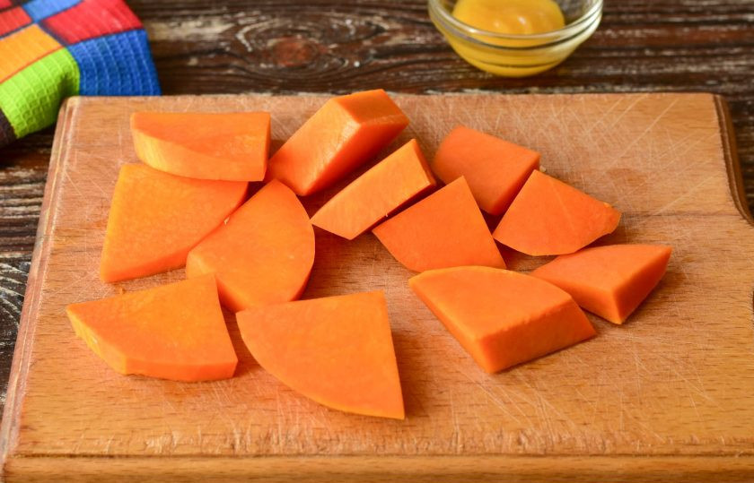 1. Этап. Тыква вареная с медом: Очистите и нарежьте тыкву.