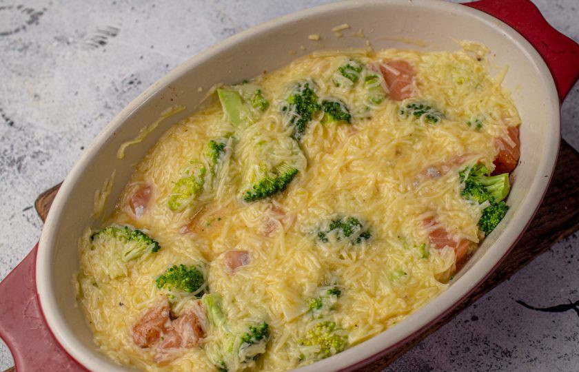 1. Этап. Запеканка с форелью и брокколи: Залейте капусту с рыбой заливкой. Поставьте запекаться в заранее разогретую духовку до 180 градусов на 25-30 минут.