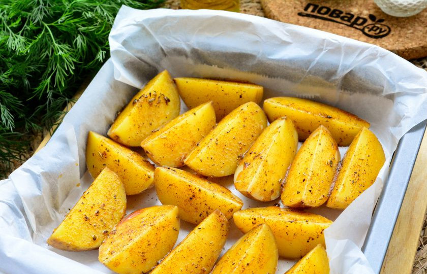 1. Этап. Картофель по-крестьянски: Каждую дольку картофеля смажьте пряным ароматным маслом при помощи кулинарной кисточки.