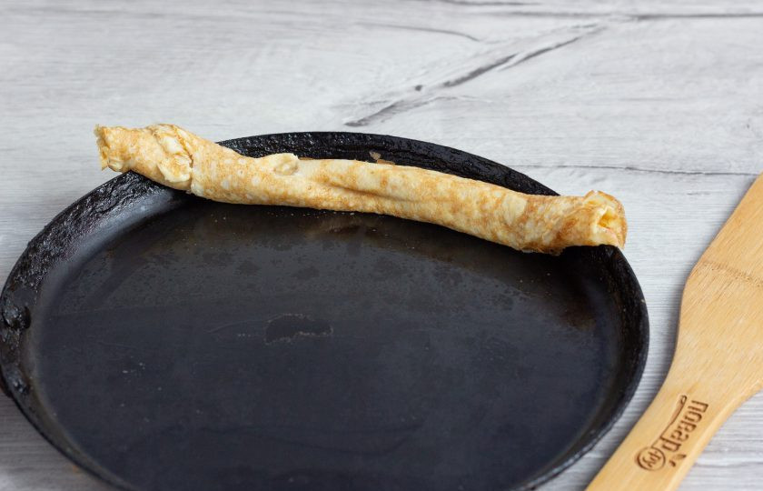 1. Этап. Омлет Тамаго: Готовый блин оставляем на краю сковороды.