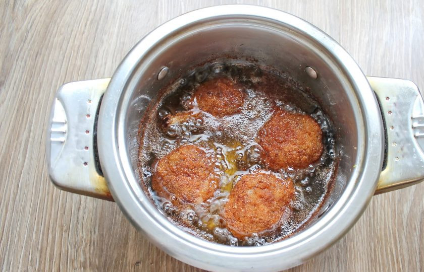 1. Этап. Куриные леденцы: В глубокую кастрюлю с толстым дном налейте масло и поставьте на средний огонь. Разогрейте масло, убавьте огонь. Выложите куриные 