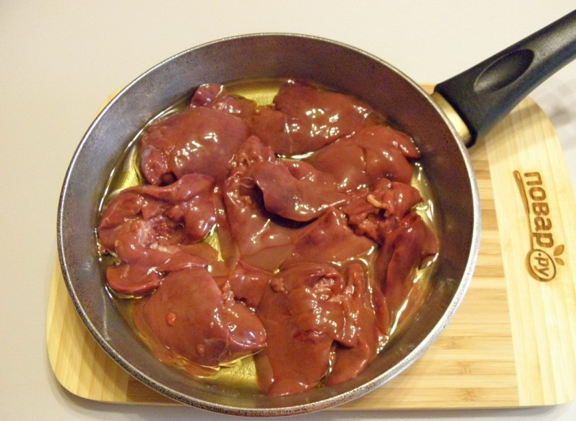 1. Этап. Печеночный паштет классический: Печень откиньте на сито, чтобы ушла лишняя влага. Разогрейте растительное масло и обжарьте печень до готовности.