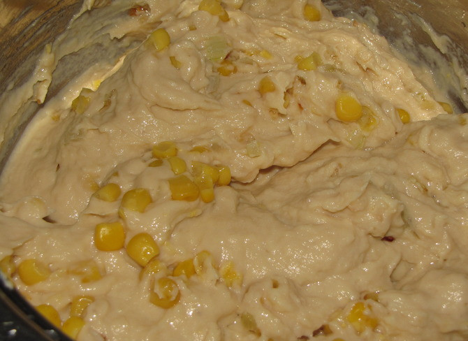 1. Этап. Суфле из горбуши: Взбиваем рыбу и картофель блендером до состояния пюре. Добавляем кукурузу.