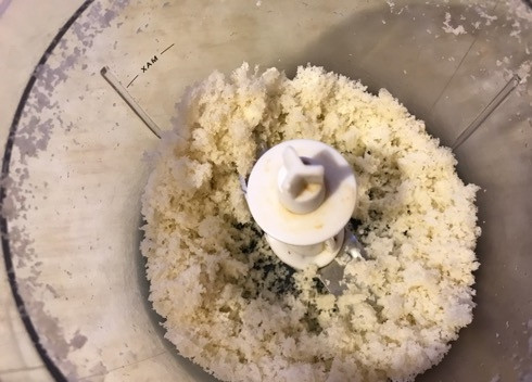 1. Этап. Панировочные сухари панко: 4. Пульсирующими нажатиями измельчите батон до состояния как на фото. Повторите с оставшимися кусками хлеба.