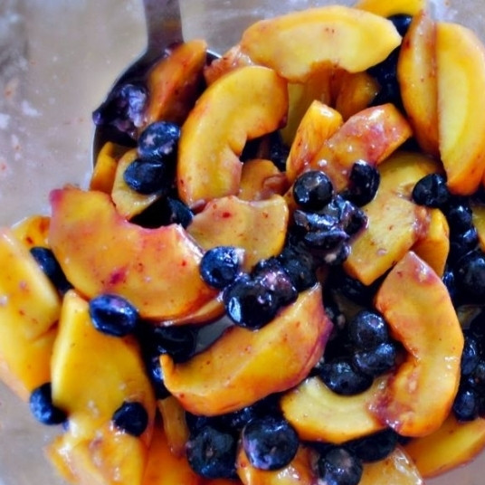 1. Этап. Пирог с черникой и персиками по-деревенски: Хорошенько перемешаем - и, собственно, начинка готова.