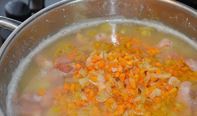 1. Этап. Гороховый суп с копченой грудинкой: И овощи обжаренные. Проварите минуты 2. Готовый гороховый суп с копченой грудинкой пускай настоится. Перед подачей посыпьте зеленью и добавьте гренки. Приятного аппетита!