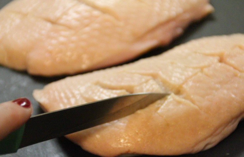 1. Этап. Жареная утиная грудка: Хорошо помойте утиную грудку. Вырежьте на кожице небольшие полосочки.