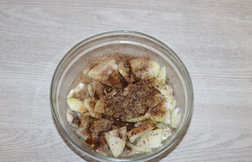 1. Этап. Хе из сельди по-корейски: Хорошо посыпьте молотым кориандром и красным перцем.