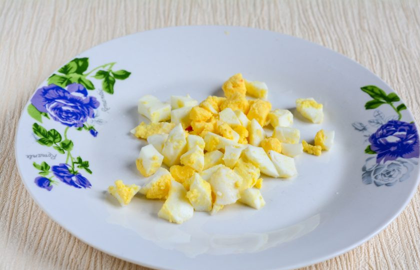 1. Этап. Салат с мидиями и овощами: Сваренные вкрутую яйца нарежьте кубиками.