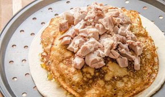 1. Этап. Курник из слоеного теста: Выкладываем курицу.